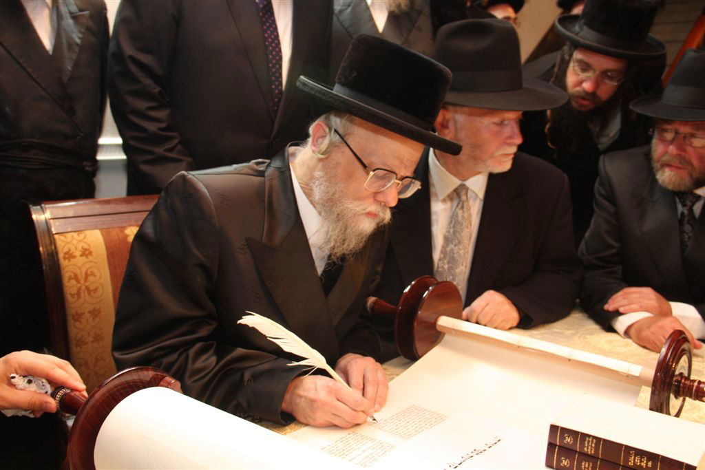 תיעוד מפואר: ספר התורה של האדמו"ר מסערט ויז'ניץ