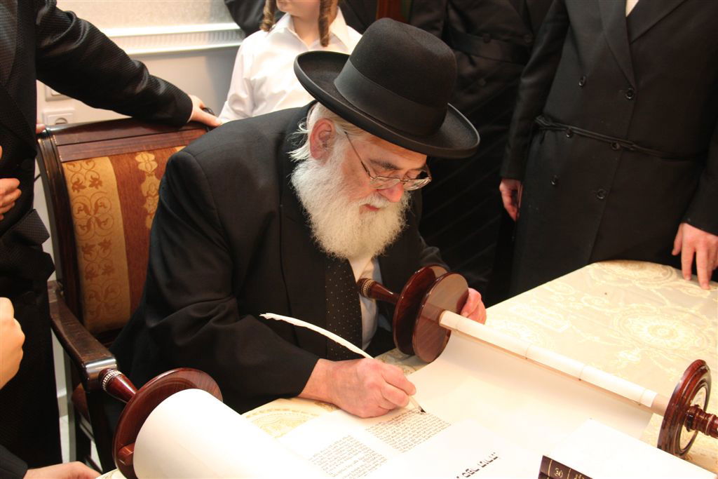 תיעוד מפואר: ספר התורה של האדמו"ר מסערט ויז'ניץ