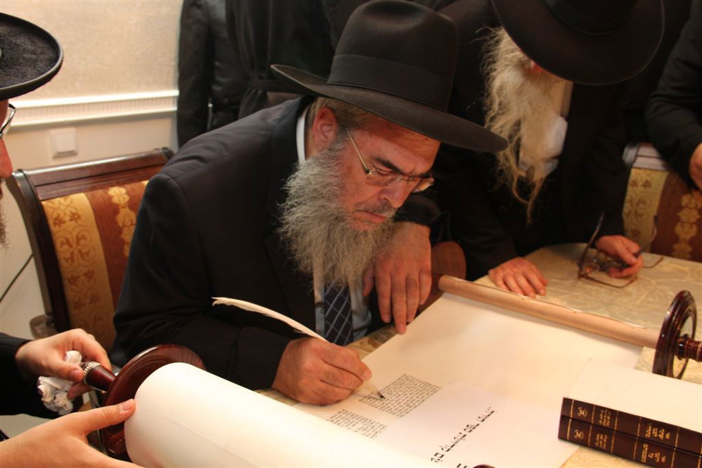 תיעוד מפואר: ספר התורה של האדמו"ר מסערט ויז'ניץ