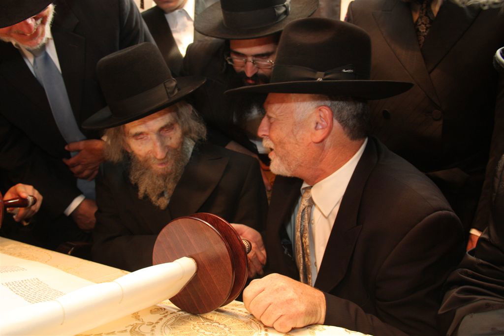 תיעוד מפואר: ספר התורה של האדמו"ר מסערט ויז'ניץ