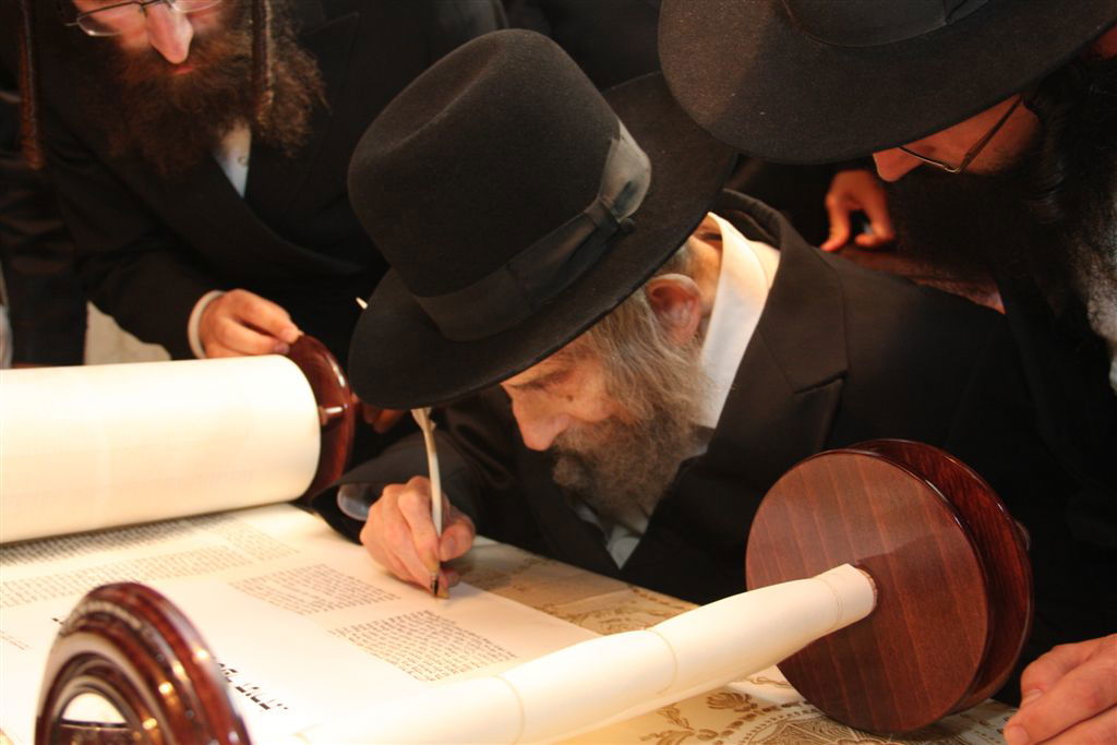 תיעוד מפואר: ספר התורה של האדמו"ר מסערט ויז'ניץ