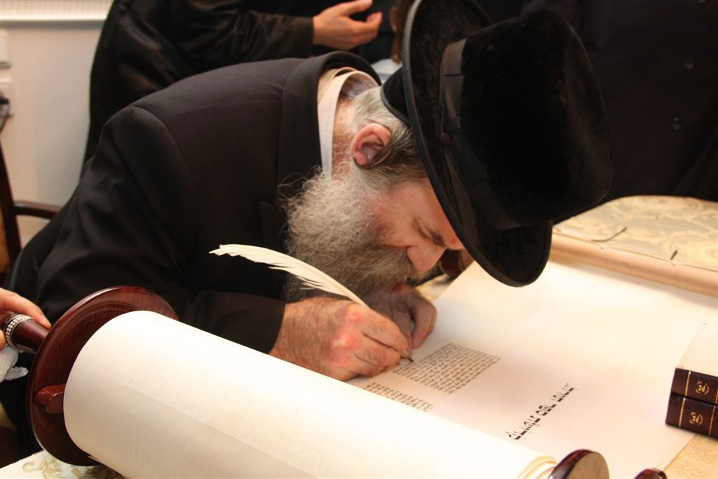 תיעוד מפואר: ספר התורה של האדמו"ר מסערט ויז'ניץ