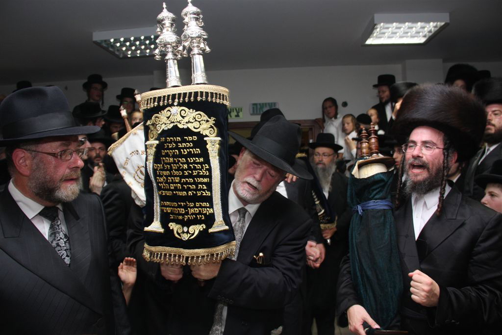 תיעוד מפואר: ספר התורה של האדמו"ר מסערט ויז'ניץ