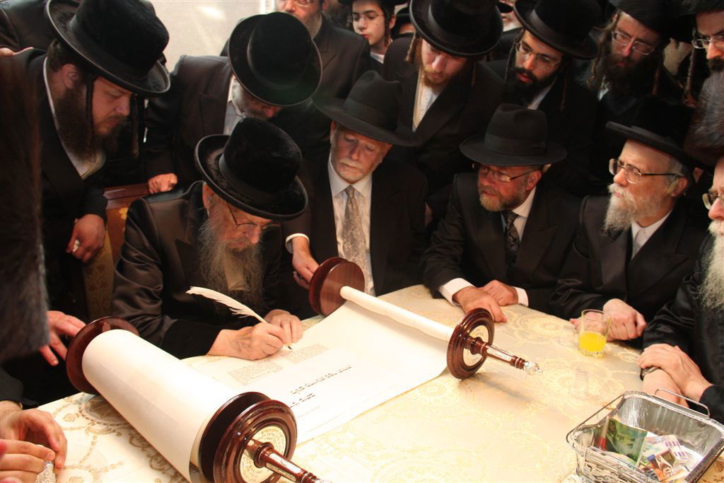 תיעוד מפואר: ספר התורה של האדמו"ר מסערט ויז'ניץ