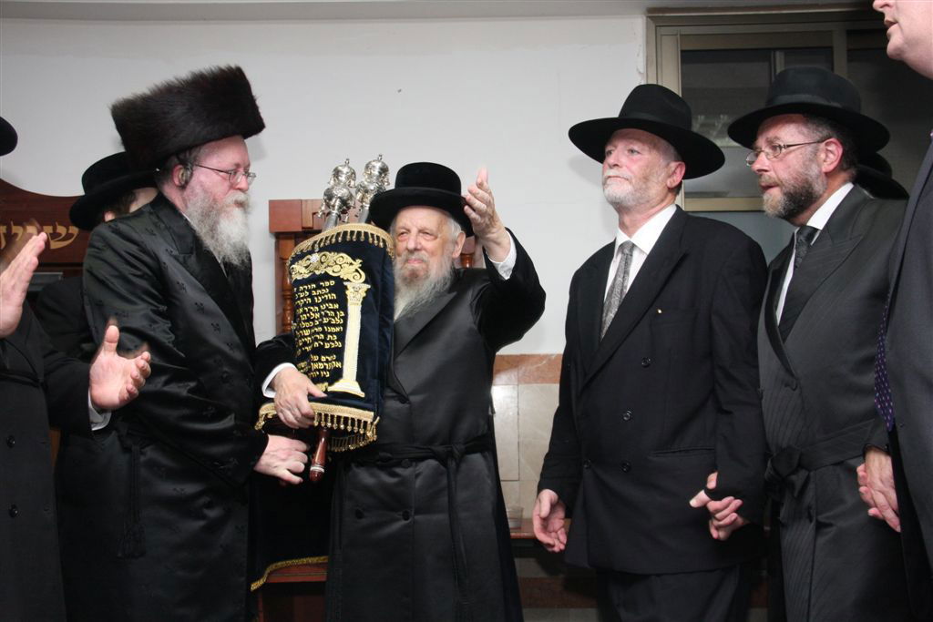 תיעוד מפואר: ספר התורה של האדמו"ר מסערט ויז'ניץ