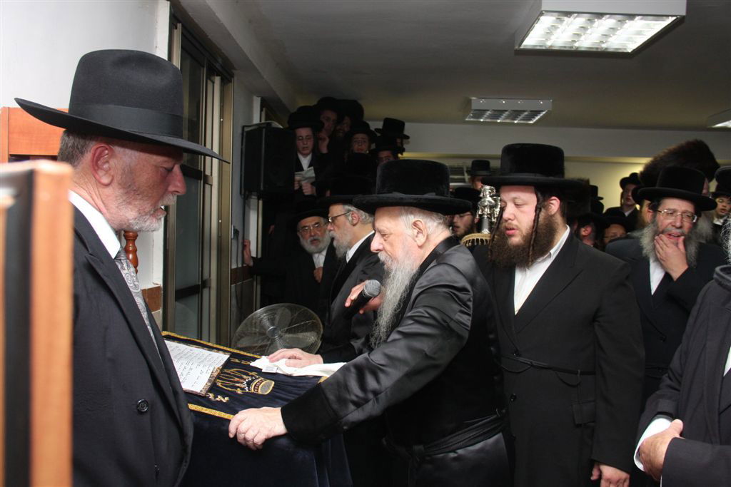 תיעוד מפואר: ספר התורה של האדמו"ר מסערט ויז'ניץ