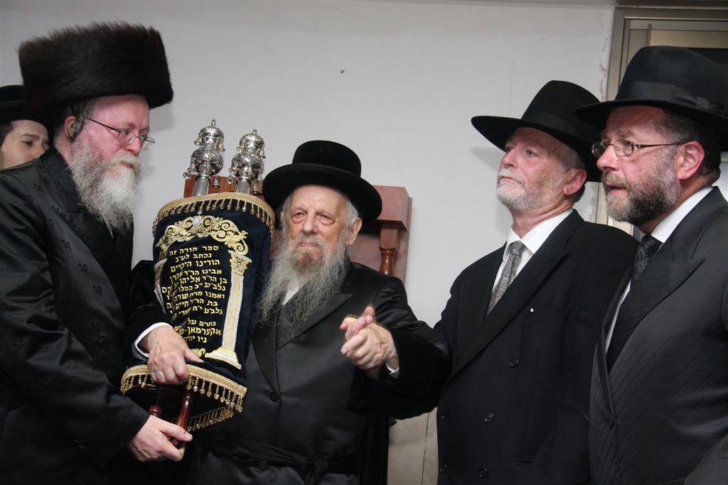 תיעוד מפואר: ספר התורה של האדמו"ר מסערט ויז'ניץ