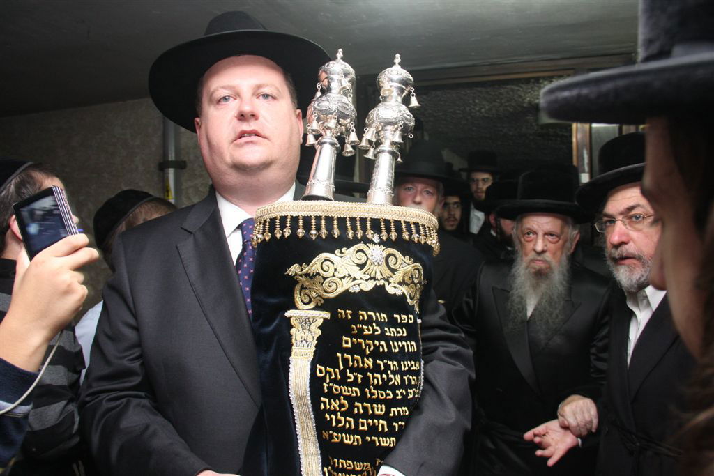 תיעוד מפואר: ספר התורה של האדמו"ר מסערט ויז'ניץ