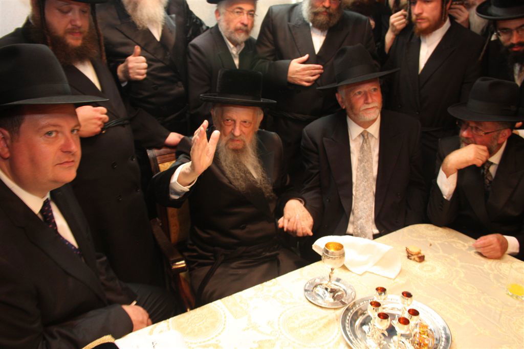 תיעוד מפואר: ספר התורה של האדמו"ר מסערט ויז'ניץ