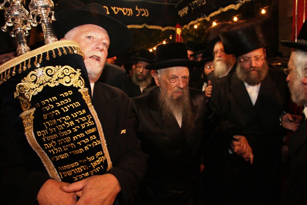 תיעוד מפואר: ספר התורה של האדמו"ר מסערט ויז'ניץ