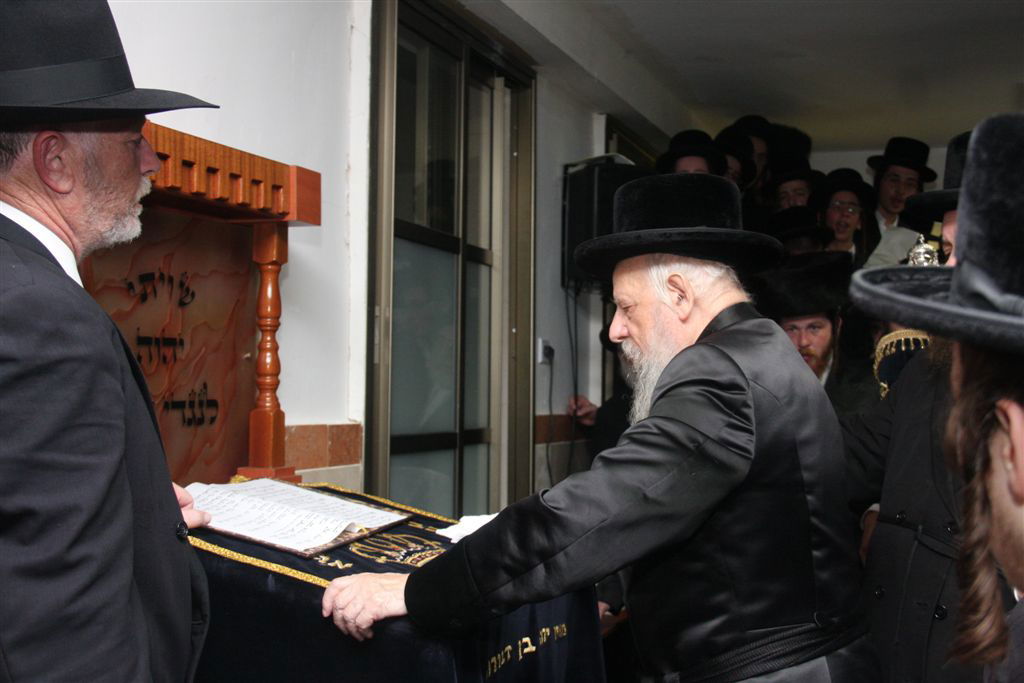 תיעוד מפואר: ספר התורה של האדמו"ר מסערט ויז'ניץ