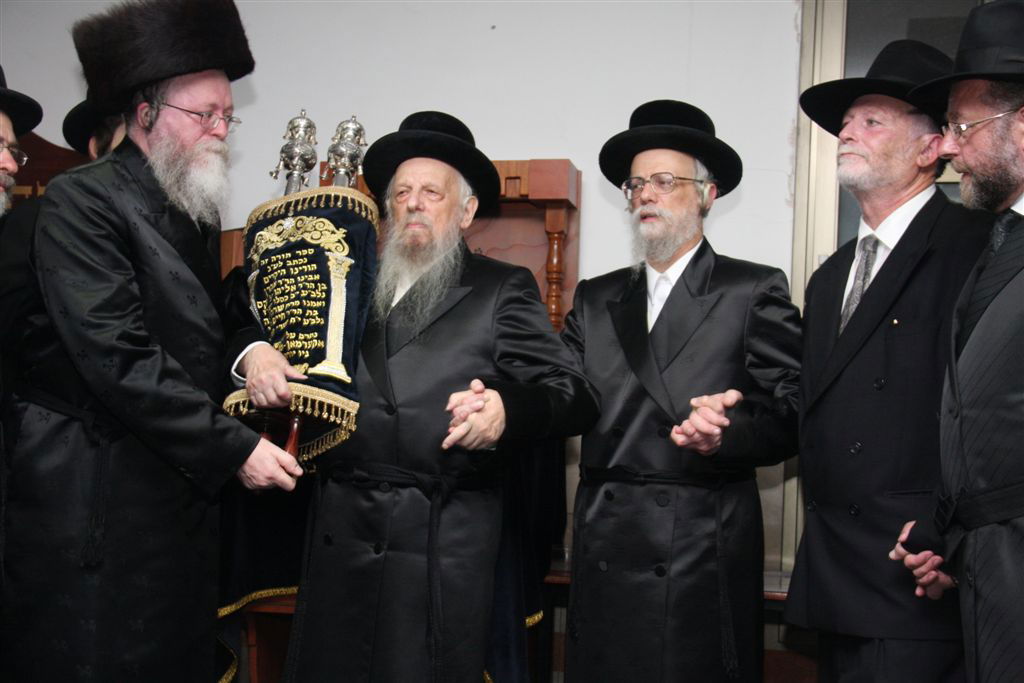 תיעוד מפואר: ספר התורה של האדמו"ר מסערט ויז'ניץ