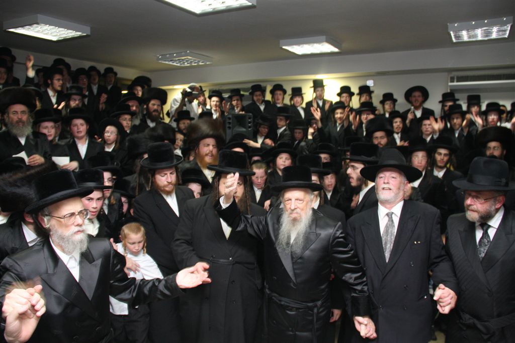 תיעוד מפואר: ספר התורה של האדמו"ר מסערט ויז'ניץ