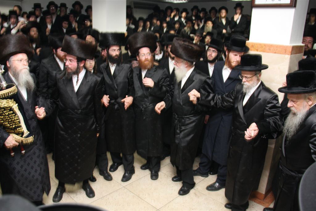 תיעוד מפואר: ספר התורה של האדמו"ר מסערט ויז'ניץ