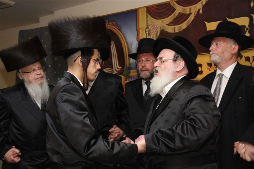 תיעוד מפואר: ספר התורה של האדמו"ר מסערט ויז'ניץ