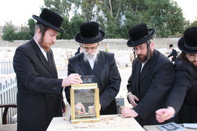 כשהאדמו"ר בכה על ציון הרבנית ● גלריה