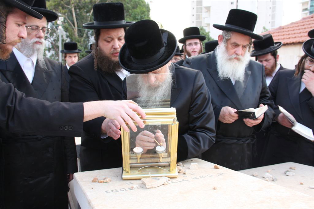 כשהאדמו"ר בכה על ציון הרבנית ● גלריה