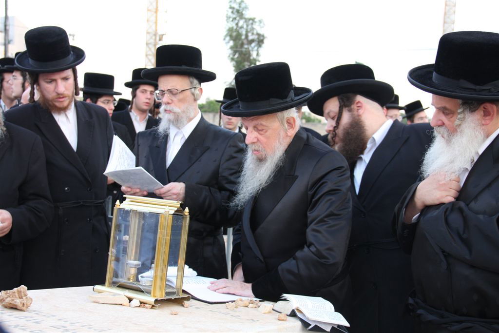 כשהאדמו"ר בכה על ציון הרבנית ● גלריה