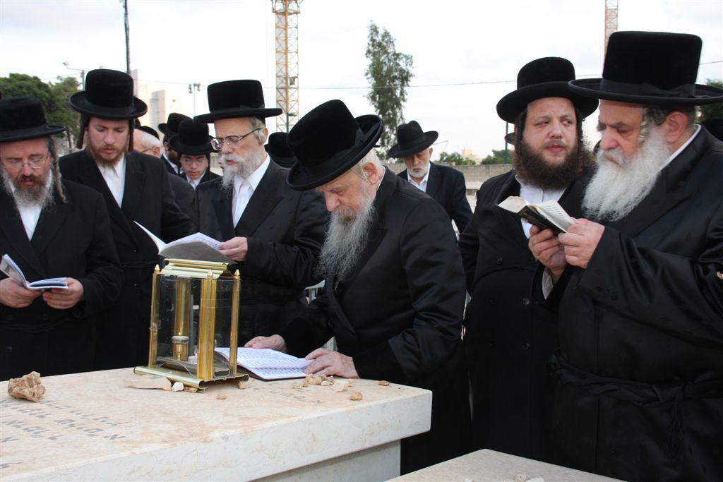 כשהאדמו"ר בכה על ציון הרבנית ● גלריה