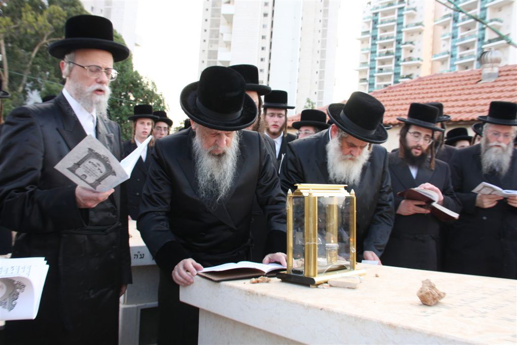 כשהאדמו"ר בכה על ציון הרבנית ● גלריה
