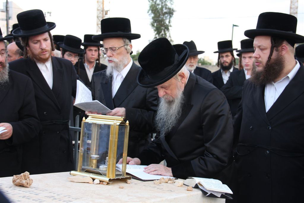 כשהאדמו"ר בכה על ציון הרבנית ● גלריה