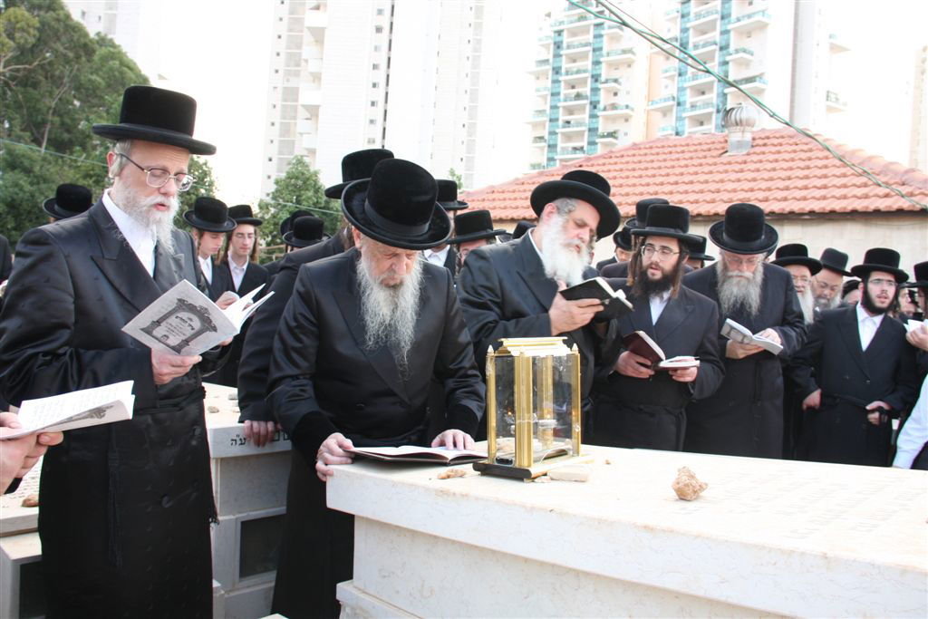 כשהאדמו"ר בכה על ציון הרבנית ● גלריה