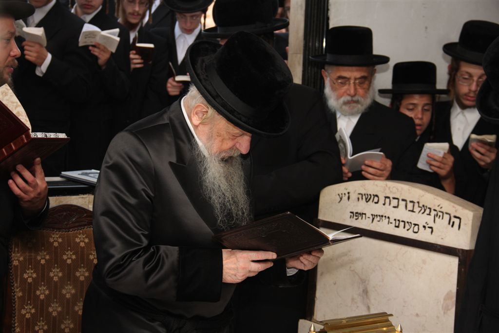 כשהאדמו"ר בכה על ציון הרבנית ● גלריה