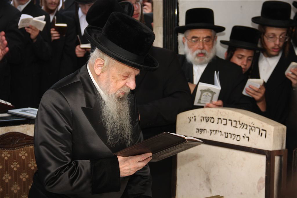 כשהאדמו"ר בכה על ציון הרבנית ● גלריה