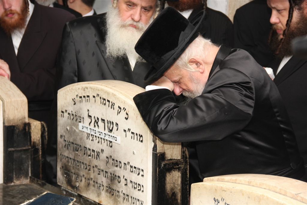 כשהאדמו"ר בכה על ציון הרבנית ● גלריה