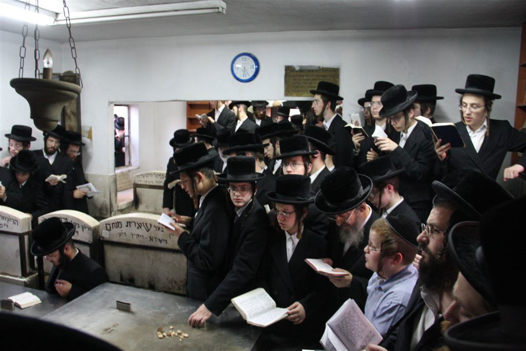 כשהאדמו"ר בכה על ציון הרבנית ● גלריה