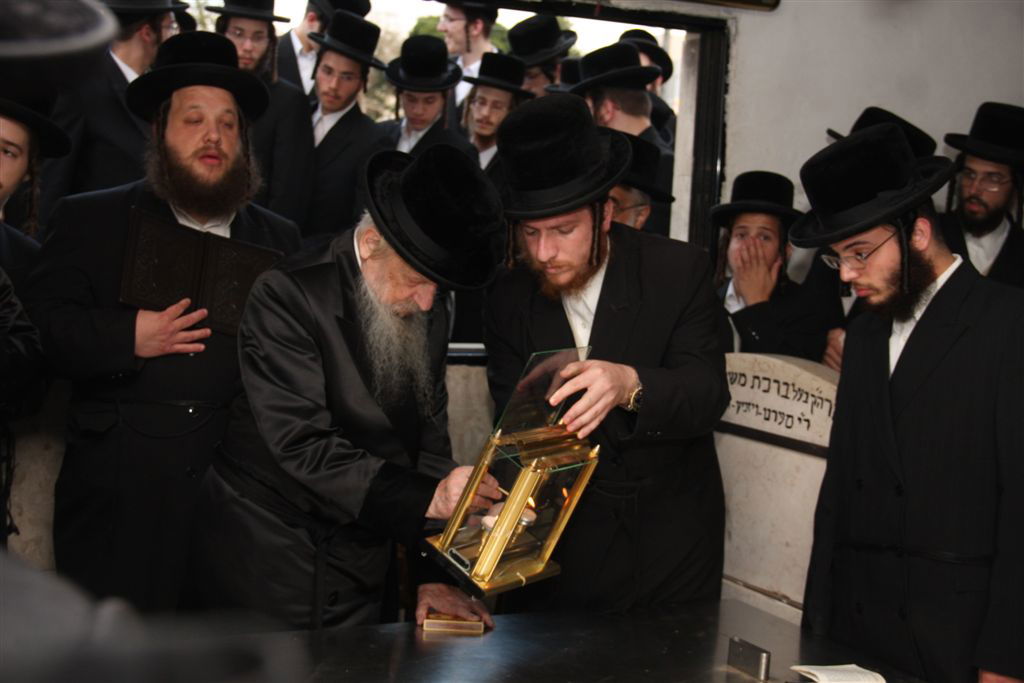 כשהאדמו"ר בכה על ציון הרבנית ● גלריה