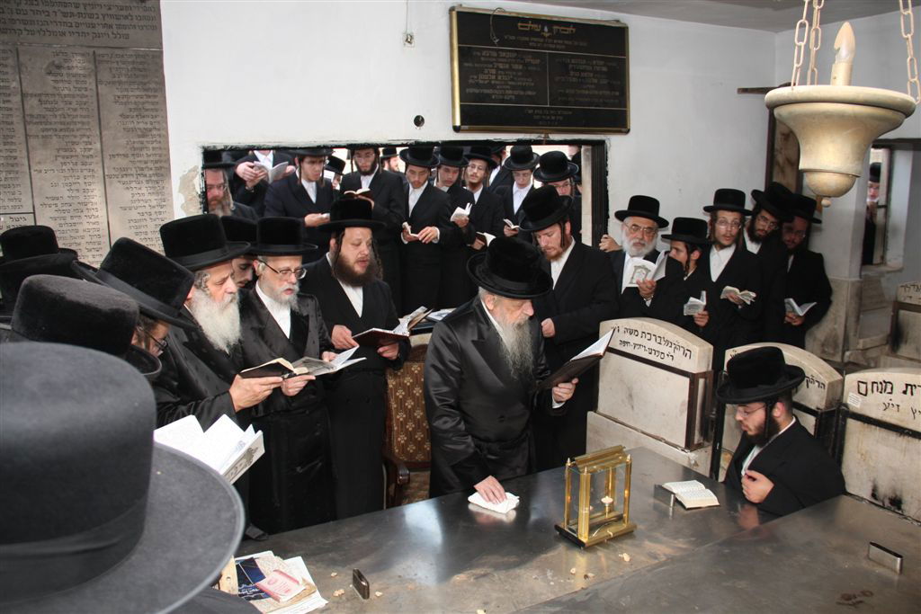 כשהאדמו"ר בכה על ציון הרבנית ● גלריה