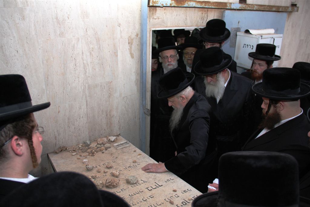 כשהאדמו"ר בכה על ציון הרבנית ● גלריה