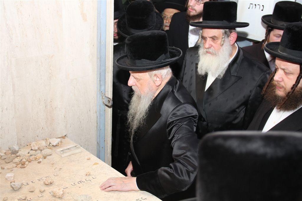 כשהאדמו"ר בכה על ציון הרבנית ● גלריה