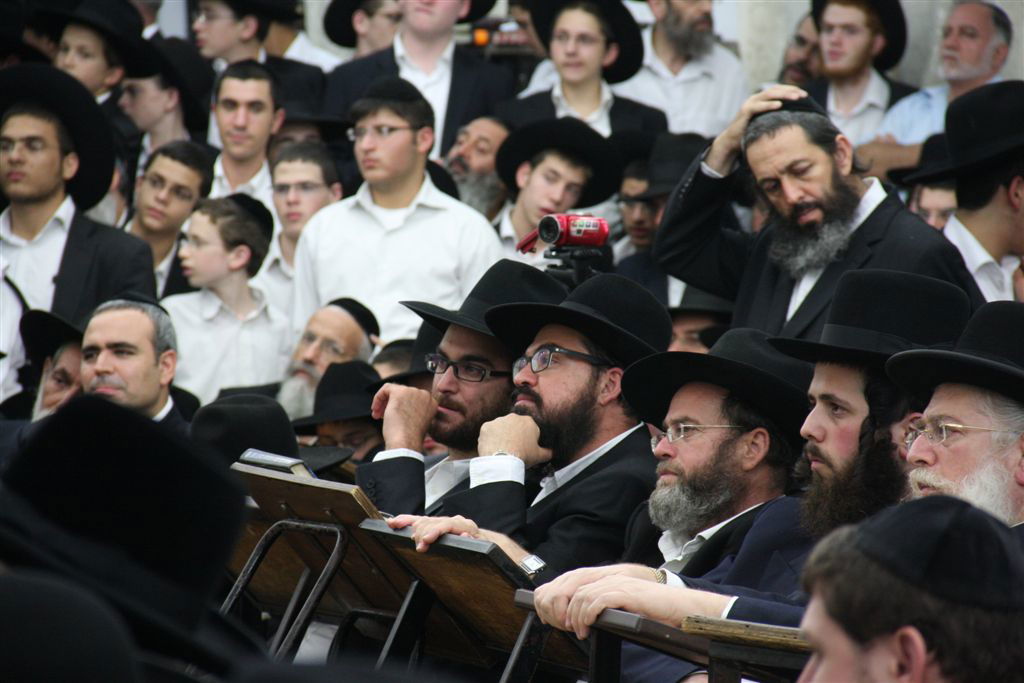 מאות ציינו את זכרו של הרב רפאל הלפרין