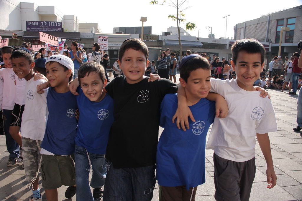 צפו: הלוחם החברתי, משה גפני, מפגין