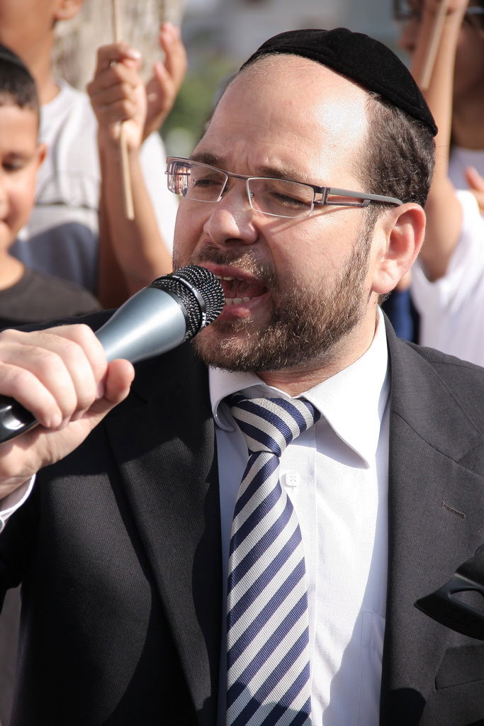 צפו: הלוחם החברתי, משה גפני, מפגין