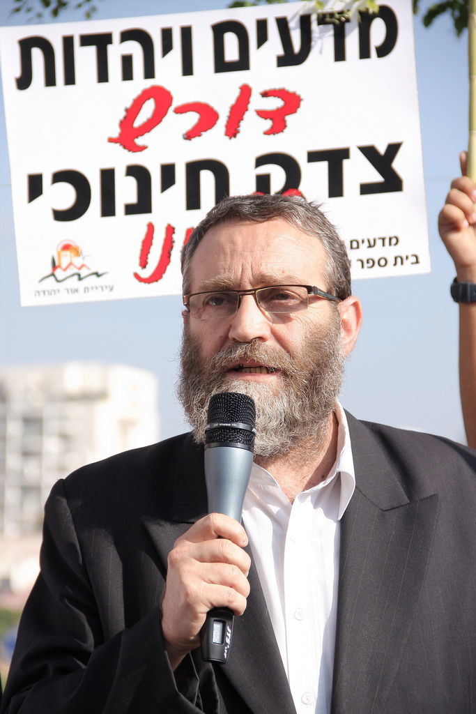 צפו: הלוחם החברתי, משה גפני, מפגין