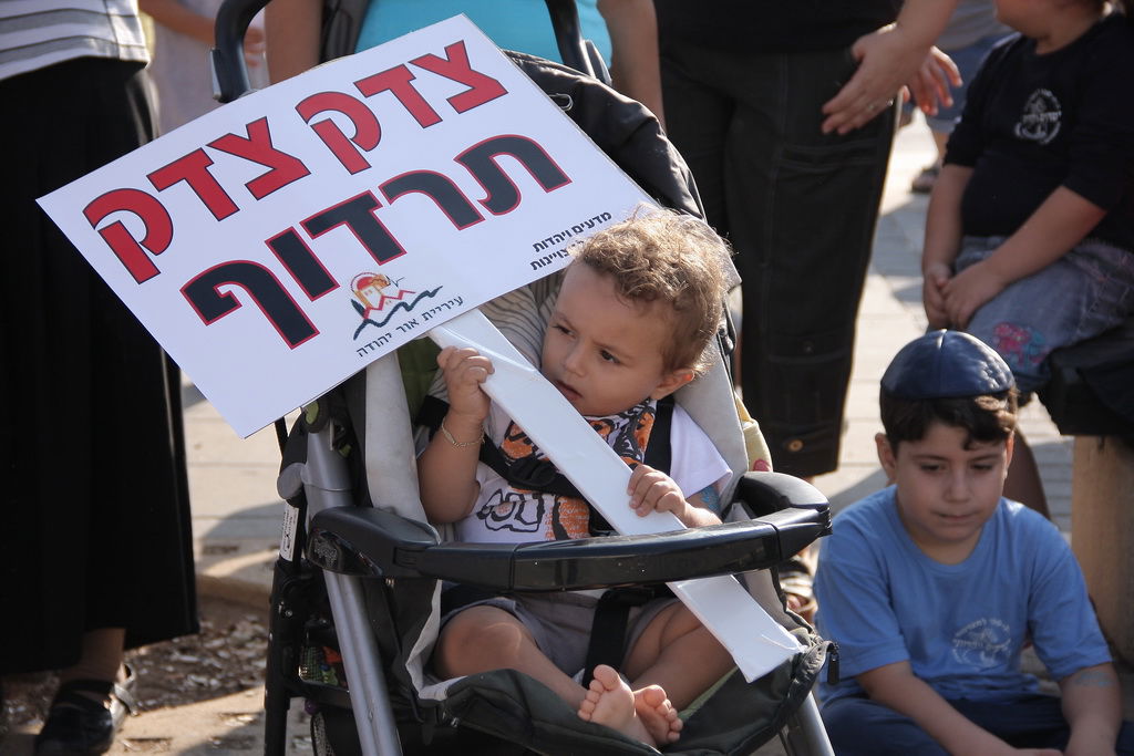 צפו: הלוחם החברתי, משה גפני, מפגין