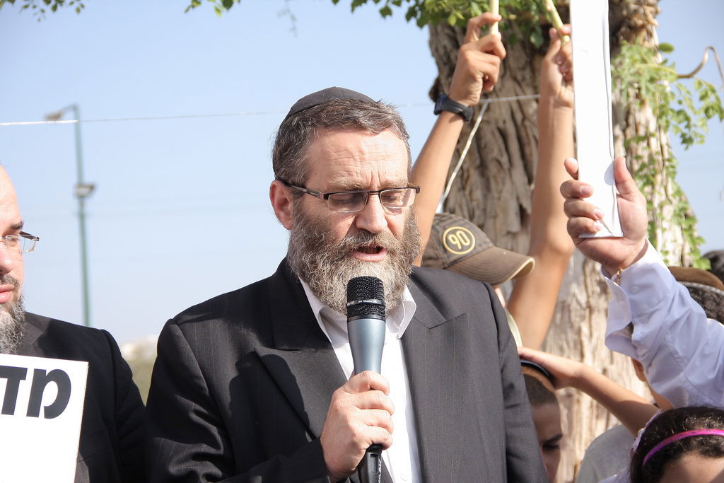 צפו: הלוחם החברתי, משה גפני, מפגין