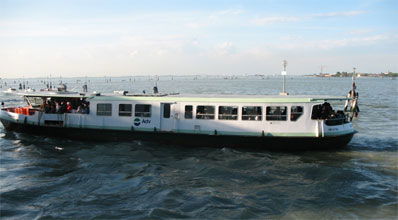 ה'פינאלה': יעקב וידר בגונדולה משייט 'על המים' בעיר ונציה