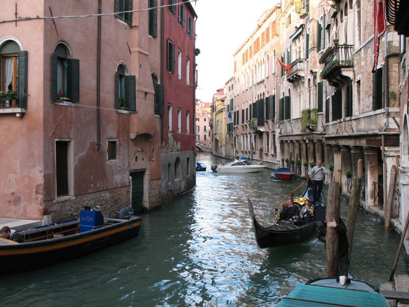 ה'פינאלה': יעקב וידר בגונדולה משייט 'על המים' בעיר ונציה