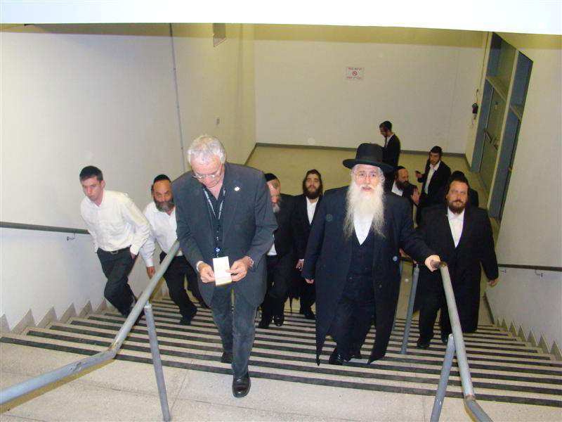 תיעוד: הנוסעים לאומן כובשים את נתב"ג