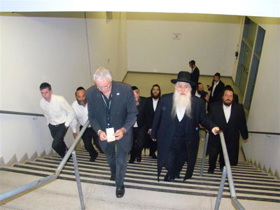 תיעוד: הנוסעים לאומן כובשים את נתב"ג