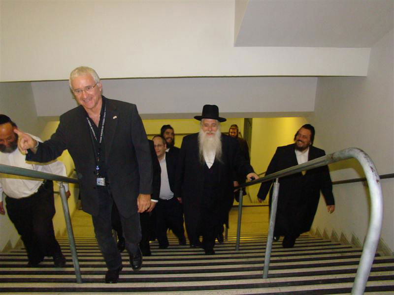 תיעוד: הנוסעים לאומן כובשים את נתב"ג