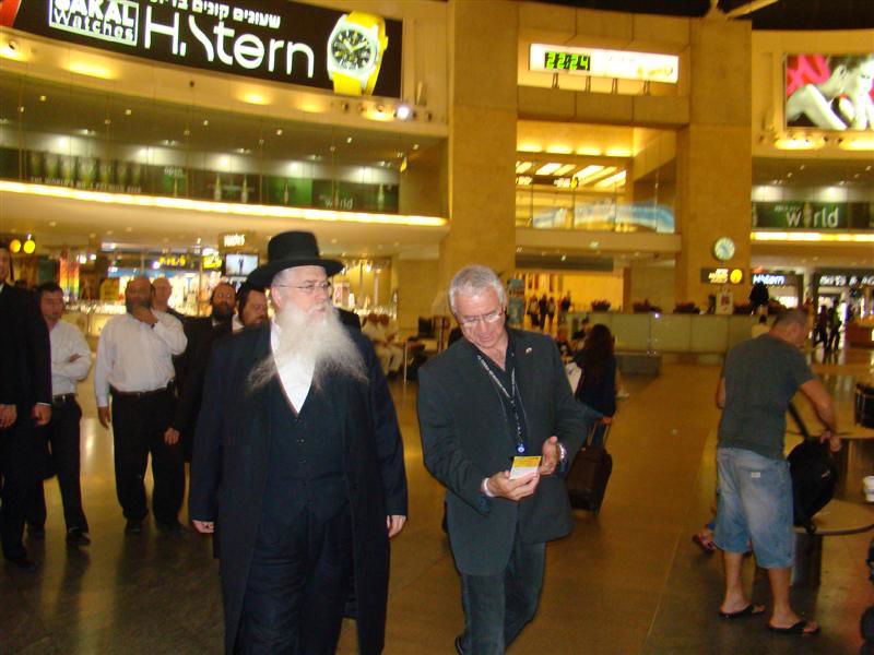 תיעוד: הנוסעים לאומן כובשים את נתב"ג