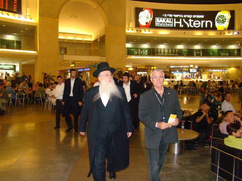 תיעוד: הנוסעים לאומן כובשים את נתב"ג