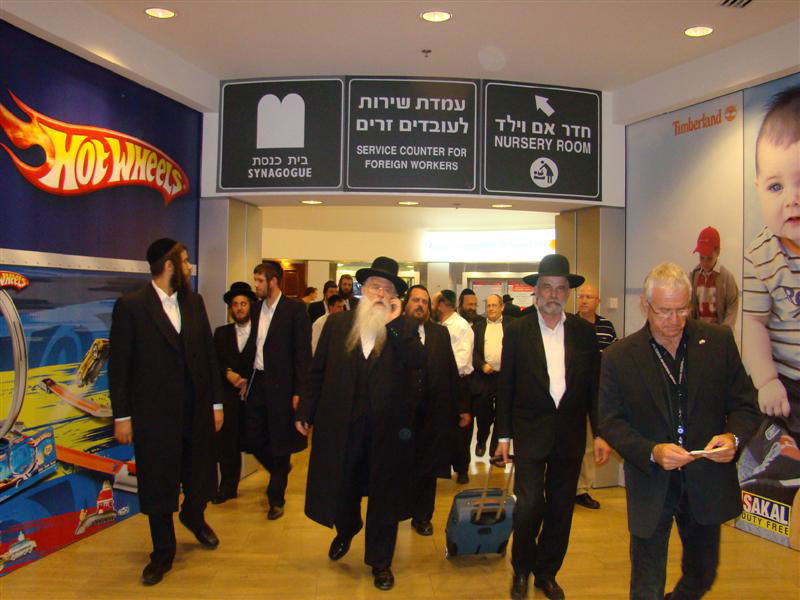 תיעוד: הנוסעים לאומן כובשים את נתב"ג