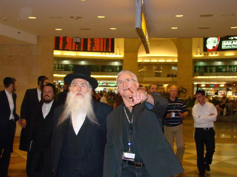 תיעוד: הנוסעים לאומן כובשים את נתב"ג