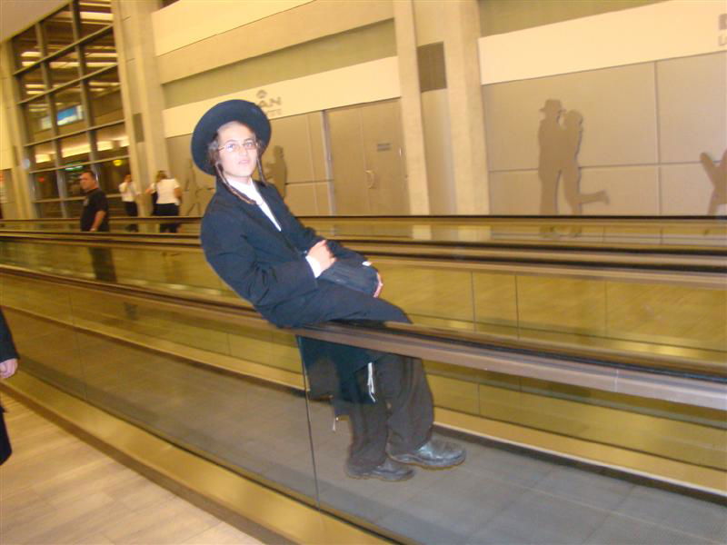 תיעוד: הנוסעים לאומן כובשים את נתב"ג